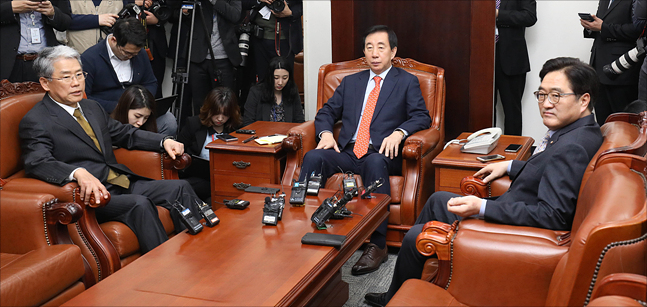 김동철 바른미래당 원내대표, 김성태 자유한국당 원내대표, 우원식 더불어민주당 원내대표(왼쪽부터)가 13일 오후 국회에서 여야 3당 원내대표 회동을 갖고 있다. ⓒ데일리안 홍금표 기자