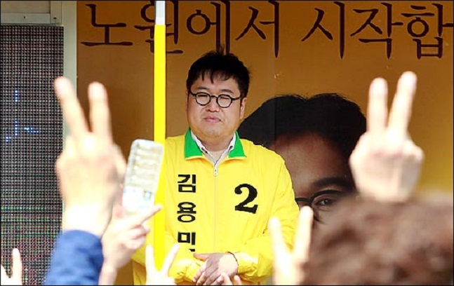 과거 막말 파문에 휩싸인 김용민 민주통합당 노원갑 후보가 2012년 4월 8일 서울 공릉동 경춘선 폐선 부지에서 총선 완주의사를 밝히고 있다. ⓒ데일리안 박항구 기자
