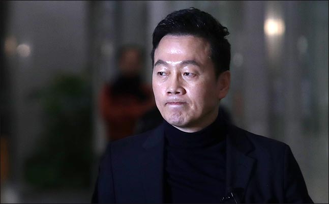 정봉주 전 의원이 자신의 성추행 논란에 대한 해명 기자회견을 위해 12일 오전 국회 정론관으로 향하며 입을 굳게 다물고 있다. ⓒ데일리안 박항구 기자