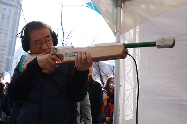 2월 26일 서울 중구 서울시청 스케이트장에서 열린 동계패럴림픽 관심고조 이벤트에서 박원순 서울시장이 패럴림픽 바이애슬론 종목을 체험하고 있다. ⓒ데일리안 류영주 기자