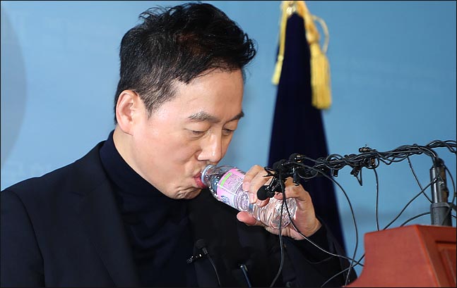 정봉주 전 의원이 3월 12일 국회 정론관에서 성추행 의혹에 대해 반박 기자회견을 하며 물을 마시고 있다. ⓒ데일리안 박항구 기자