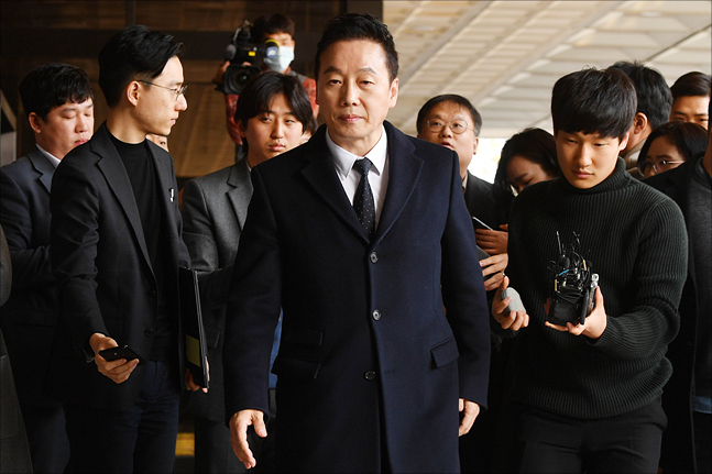 정봉주 전 의원이 3월 13일 프레시안 등 언론사 소속 기자 6명에 대한 고소장을 접수하기 위해 서울 서초구 서울중앙지방검찰청에 들어서고 있다. ⓒ데일리안 박항구 기자
