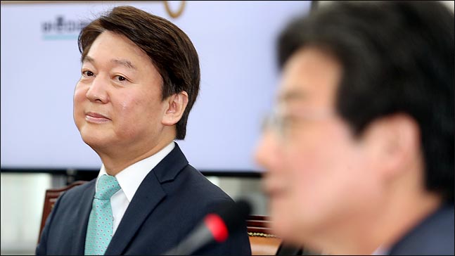 지난달 27일 오전 국회에서 열린 바른미래당 인재영입 발표에서 안철수 인재영입위원장이 유승민 공동대표의 발언을 듣고 있다. ⓒ데일리안 박항구 기자