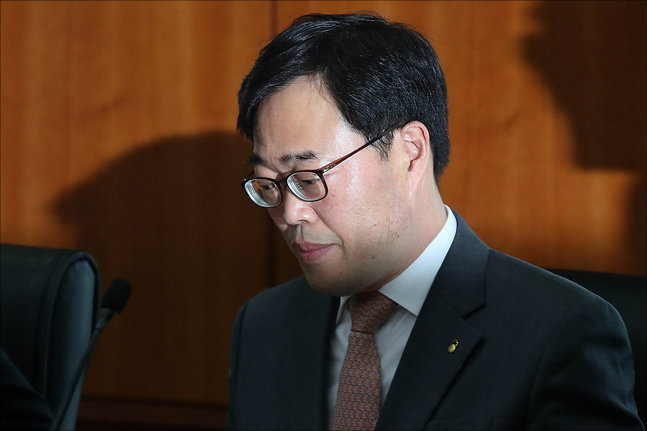 김기식 금융감독원장이 13일 오전 서울 여의도 금융투자협회에서 열린 금감원-자산운용사 사장단 간담회에서 생각에 잠겨 있다. ⓒ데일리안 홍금표 기자