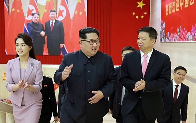 김정은 북한 국무위원장이 쑹타오(宋濤) 중국 공산당 대외연락부장을 만나 한반도 정세 전반을 논의하면서, 오는 남북·북미 정상회담에서 중국의 역할이 커질 것으로 보인다.(자료사진) ⓒ연합뉴스