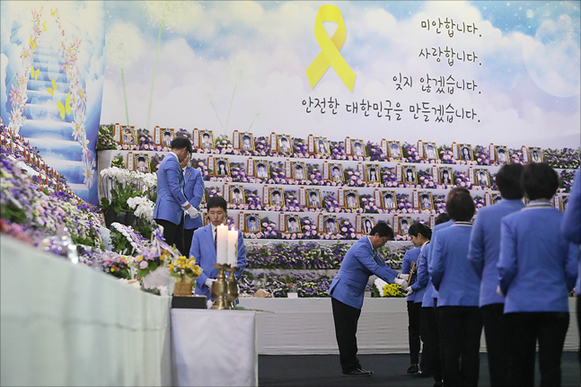 4.16 세월호 참사 4주기인 16일 경기도 안산 정부합동분향소에서 희생자들의 영정과 위패가 옮겨지며