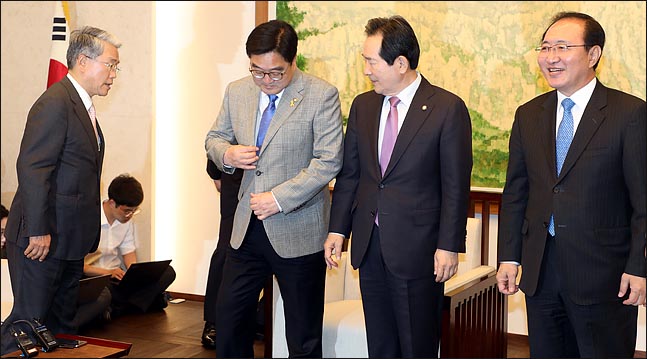 정세균 국회의장과 교섭단체 4당 원내대표들이 16일 오전 국회의장 접견실에서 정례회동을 하고 있다. 김성태 자유한국당 원내대표는 불참했다. 왼쪽부터 김동철 바른미래당 원내대표, 우원식 더불어민주당 원내대표, 정세균 의장, 노회찬 평화와 정의의 의원모임 원내대표. ⓒ데일리안 박항구 기자