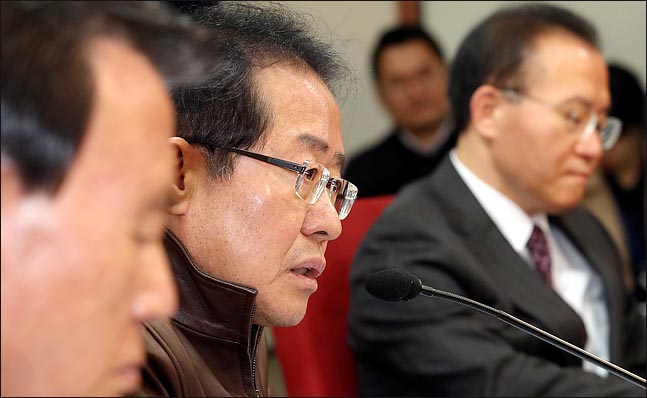 홍준표 자유한국당 대표가 16일 오전 서울 여의도 당사에서 열린 6.13 지방선거 정치공작 진상조사위원회 전체회의에서 민주당의