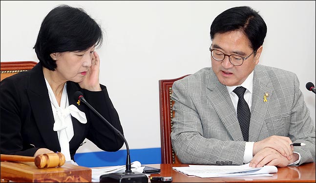 추미애 더불어민주당 대표와 우원식 원내대표가 16일 오전 국회에서 열린 최고위원회의에서 대화를 나누고 있다. ⓒ데일리안 박항구 기자
