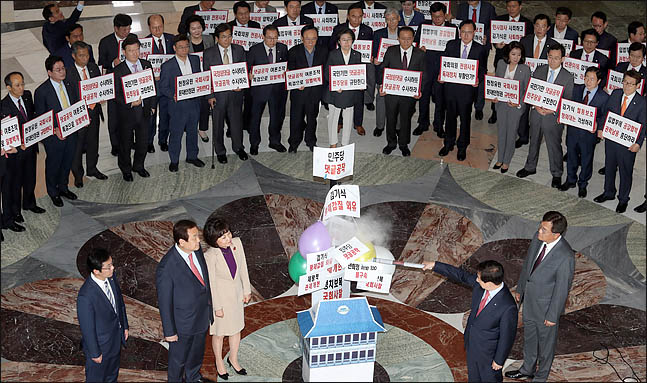 김성태 자유한국당 원내대표를 비롯한 의원들이 16일 오후 국회 로텐더홀에서 의원총회에 앞서