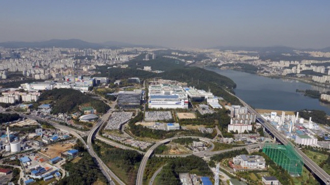 삼성전자 반도체 공장의 작업환경 측정보고서에 국가 핵심기술에 해당하는 내용이 있는지 여부에 대한 결론이 나지 않으면서 반도체·디스플레이업계의 긴장감은 여전하다. 사진은 경기도 용인 삼성전자 기흥캠퍼스 전경.ⓒ삼성전자