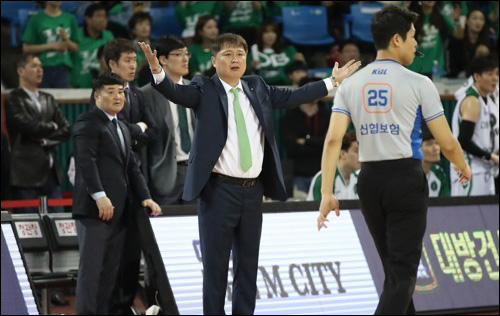 KBL은 이상범 감독의 항의에 미숙하게 대처한 심판에게 징계를 내렸다. ⓒ 연합뉴스