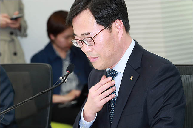 김기식 금융감독원장이 16일 오후 서울 마포구 저축은행중앙회에서 중앙선거관리위원회의 청와대 질의에 대한 답변 예상 시한을 한 시간여 앞두고 열린 저축은행 CEO 간담회에 참석해 넥타이를 만지고 있다. ⓒ데일리안 류영주 기자