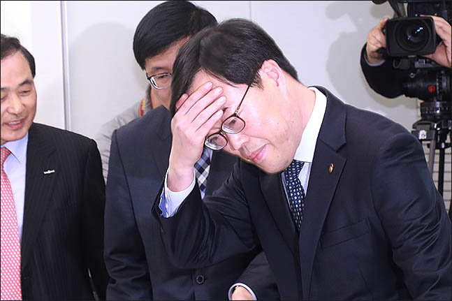 김기식 금융감독원장이 16일 오후 서울 마포구 저축은행중앙회에서 중앙선거관리위원회의 청와대 질의에 대한 답변 예상 시한을 한 시간여 앞두고 열린 저축은행 CEO 간담회에 참석해 머리를 쓸어 넘기고 있다. ⓒ데일리안 류영주 기자