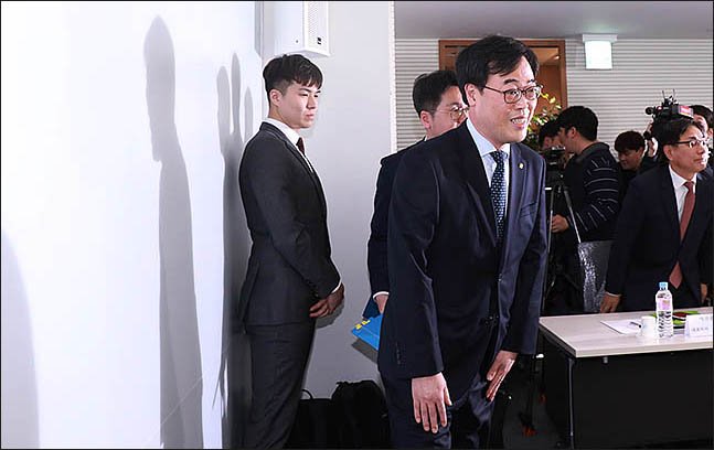 김기식 금융감독원장이 16일 오후 서울 마포구 저축은행중앙회에서 중앙선거관리위원회의 청와대 질의에 대한 답변 예상 시한을 한 시간여 앞두고 열린 저축은행 CEO 간담회에 참석해 인사를 하고 있다. ⓒ데일리안 류영주 기자