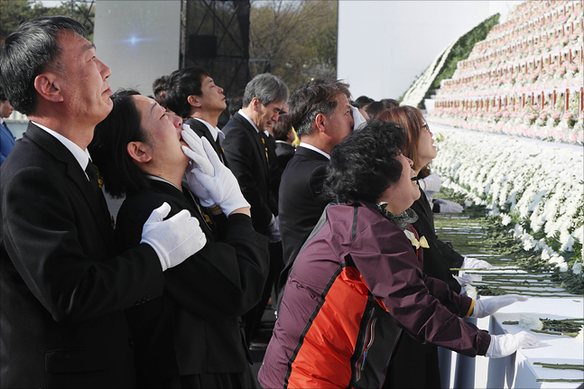4.16 세월호 참사 4주기인 16일 경기 안산 단원구 정부합동분향소에서 열린