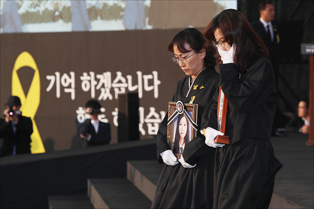 4.16 세월호 참사 4주기인 16일 경기 안산시 단원구 정부합동분향소에서 열린