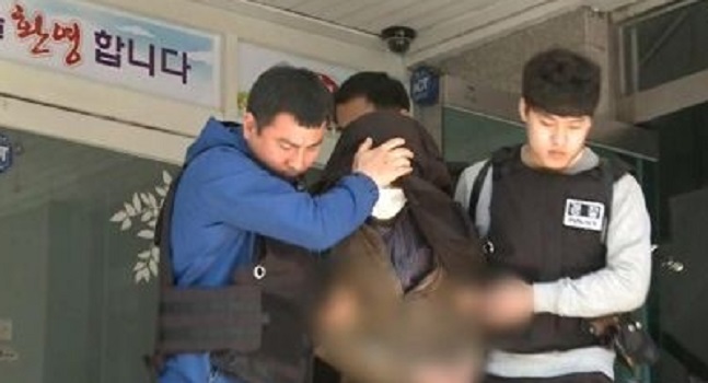 마포 요양원 흉기 난동 노숙인 2시간50분만에 체포…모두 무사60대 노숙인이 16일 서울 마포의 요양원에 흉기를 들고서 침입해 난동을 부리다 경찰에 붙잡혔다. ⓒ연합뉴스