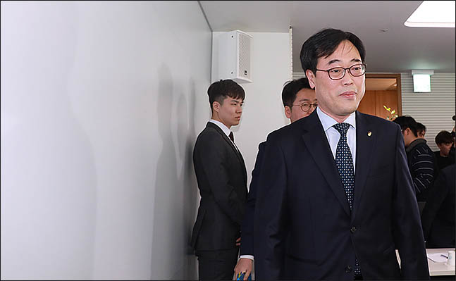 김기식 금융감독원장이 16일 오후 서울 마포구 저축은행중앙회에서 중앙선거관리위원회의 청와대 질의에 대한 답변 예상 시한을 한 시간여 앞두고 열린 저축은행 CEO 간담회에 참석하고 있다. ⓒ데일리안 류영주 기자