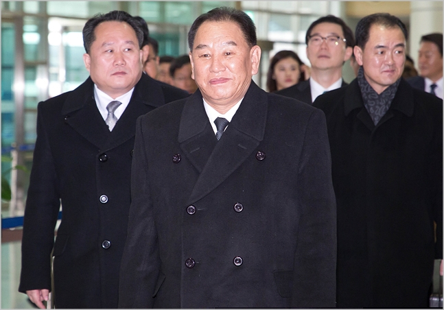 김영철 북한 노동당 중앙위원회 부위원장 겸 통일전선부장이 지난 2월 경기도 파주 도라산 남북출입사무소(CIQ)를 통해 출경하고 있다. ⓒ사진공동취재단