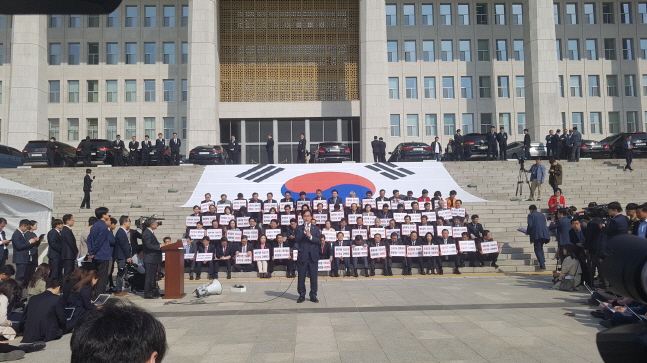 자유한국당은 17일 무기한 철야 천막농성을 시작했다. ⓒ데일리안