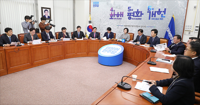 더불어민주당은 17일 김 전 원장의 사임을 계기로 국회의원들의 피감기관 지원 해외출장 실태 전수조사에 나서야 한다면서 태세 전환했다.(자료사진)ⓒ데일리안 홍금표 기자