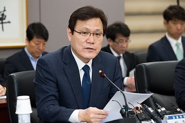 금융당국이 금융회사의 장기 고정금리 주택담보대출(주담대) 확대를 위해 커버드본드 공급 활성화에 나서자 시중은행들은 시큰둥한 반응을 보이고 있다. 지난 16일 최종구 금융위원장이 서울 종로구 정부서울청사 금융위원회에서 금융업권별 협회장들이 참석하는 가계부채 관리 간담회를 열어 올해 가계부채 위험요인을 점검하고 향후 대응방안에 대해 이야기를 하고 있다.ⓒ금융위원회