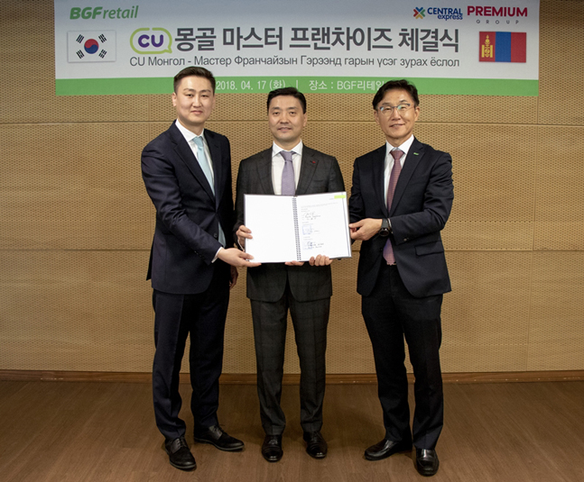 BGF리테일 박재구 사장(왼쪽에서 다섯번째), 홍정국 부사장(왼쪽에서 여섯번째), 프리미엄그룹 아딜비시 간호약 회장(왼쪽에서 네번째), 프리미엄그룹 아딜비시 간벌드 사장(왼쪽에서 세번째) 및 관계자들이 기념촬영을 하고 있다.ⓒBGF리테일