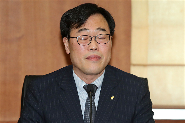 김기식 금융감독원장이 4월 10일 서울 여의도 금융투자협회에서 증권회사 대표이사들과 내부통제 강화를 위한 간담회를 갖고 있다. ⓒ데일리안