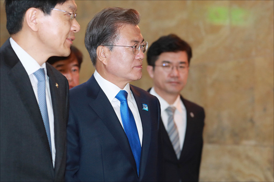 문재인 대통령이 지난해 11월 1일 오전 국회 본회의장에서 2018년도 예산안 편성 관련 시정연설을 갖기 위해 본회의장으로 향하고 있다.(자료사진)ⓒ데일리안 홍금표 기자