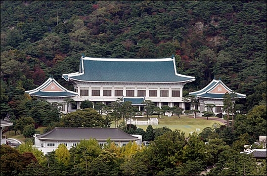 청와대는 17일 북미회담 개최 장소에 대해 "판문점에서 열린다면 1989년