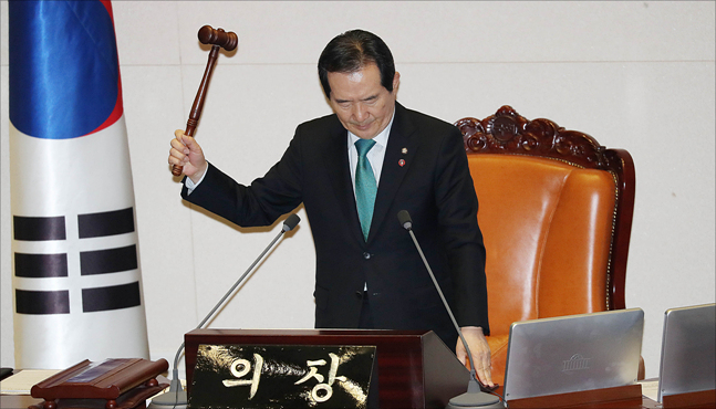 정세균 국회의장이 3월 30일 국회에서 열린 국회 본회의에서 의사봉을 두드리고 있다. ⓒ데일리안 홍금표 기자