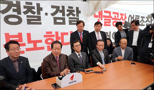 홍준표 자유한국당 대표가 18일 국회 본청앞에 마련된 문재인 정권 헌정농단 규탄 헌정수호 천막농성장을 방문해 발언하고 있다. ⓒ데일리안 박항구 기자