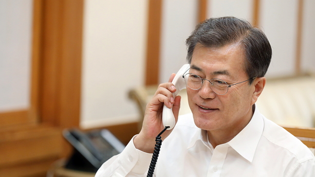 남북 정상회담 준비위원장인 임종석 대통령 비서실장은 정상 간 핫라인 설치와 관련 "실무적으로는 20일께 연결될 예정"이라며, 이날 시범통화가 이뤄질 수도 있다고 밝혔다.(자료사진)ⓒ 청와대