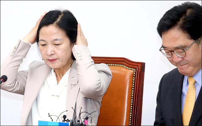 추미애 더불어민주당 대표와 우원식 원내대표가 20일 오전 국회에서 열린 최고위원회의에서 굳은 표정을 하고 있다. ⓒ데일리안 박항구 기자