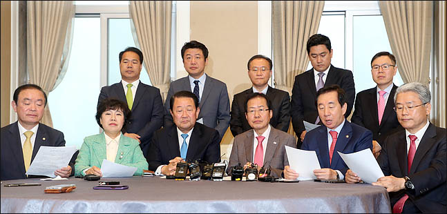 자유한국당·바른미래당·민주평화당 야 3당 대표와 원내대표가 23일 오전 서울 여의도 국회 귀빈식당에서 특검법 발의와 국정조사 요구서 제출 등의 공동합의문을 발표하고 있다. ⓒ데일리안 박항구 기자