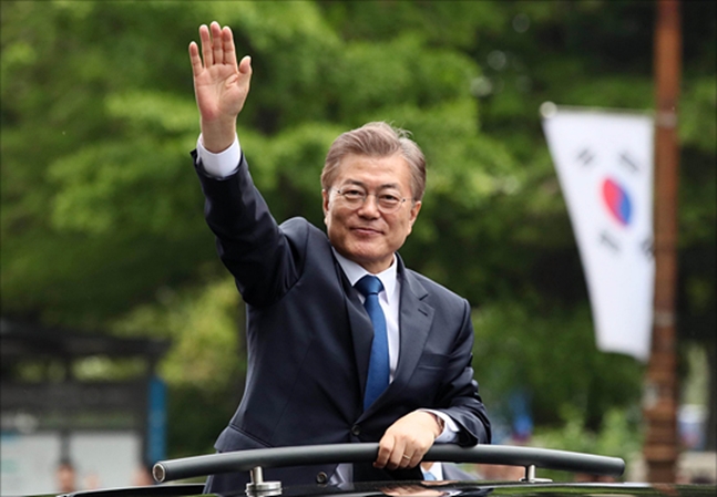 대한민국 제19대 대통령으로 당선된 문재인 대통령이 지난해 5월10일 오후 서울 여의도 국회 로텐더홀에서 취임식을 마친 후 국회대로를 지나며 국민들에게 인사를 하고 있다.(자료사진) ⓒ국회사진취재단