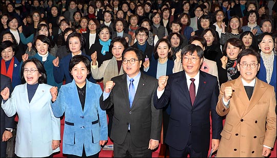 지난 1월 24일 오후 국회 의원회관에서 열린 ‘더불어민주당 2018 지방선거 필승! 여성 전진대회’에서 우원식 원내대표와 양향자 여성위원장, 이춘석 사무총장 등을 비롯한 참석자들이 지방선거 승리를 기원하며 파이팅을 외치고 있다. (자료사진) ⓒ데일리안 박항구 기자
