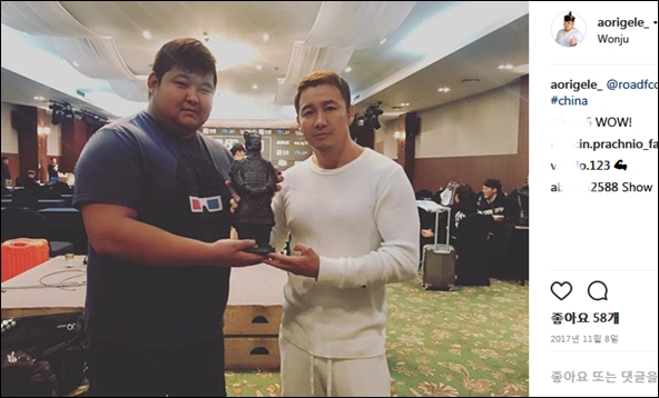 아오르꺼러와 정문홍 전 로드FC 대표. ⓒ아오르꺼러 인스타그램