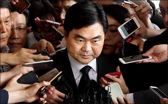 지난 2016년 7월 당시 넥슨 비상장 주식 특혜 매입 의혹을 받고 있는 진경준 검사장(법무연수원 연구위원)이 서울 중앙지방검찰청 특임검사팀에 피의자 신분으로 출석하며 굳은 표정으로 기자들의 질문을 듣고 있다. ⓒ데일리안 박항구 기자