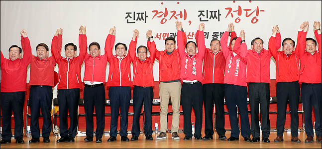 홍준표 자유한국당 대표와 6·13 지방선거 후보자들이 지난달 12일 국회 의원회관에서 열린 6·13 지방선거 후보자 출정식에서 ‘지방선거 필승!’ 피켓을 들고 구호를 외치고 있다. ⓒ데일리안 박항구 기자