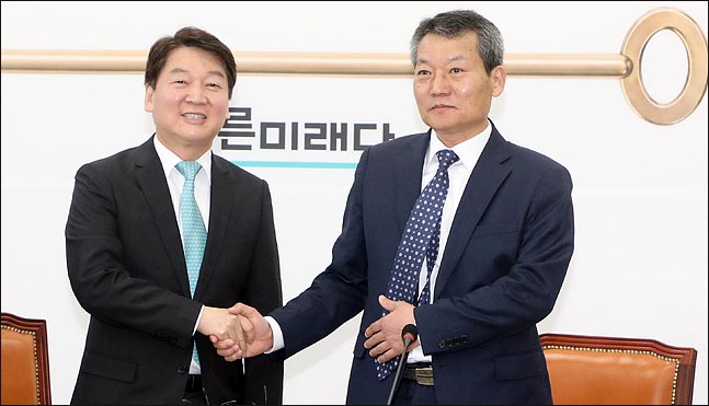 안철수 바른미래당 인재영입위원장이 1호 인재영입 인사인 정대유 전 인천시 시정연구단장과 악수하는 모습. ⓒ데일리안 박항구 기자