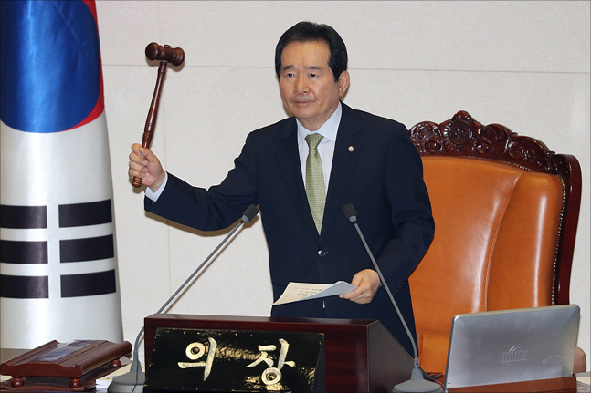 정세균 국회의장이 14일 지방선거 출마 국회의원 사직서 안건을 처리하는 모습. ⓒ데일리안