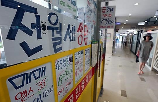 전세시장에서 갭투자 매물 증가와 전세수요 감소 등으로 매물이 쌓이면서 전세가격 하락세가 수치적으로 나타나고 있다. 서울의 한 공인중개업소 전경.ⓒ데일리안