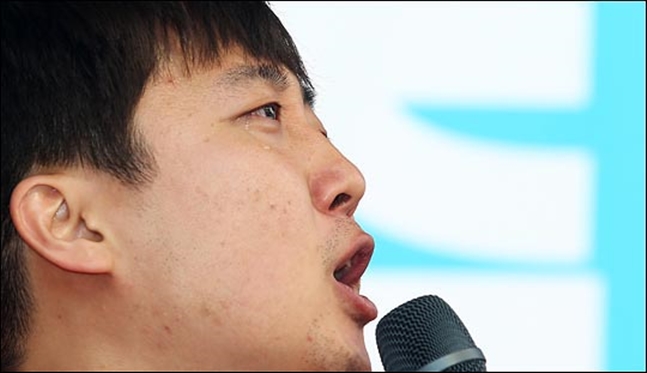 20대 국회의원 총선거 서울시 노원구병 지역에 출마한 이준석 새누리당 후보가 7일 서울 노원구 노원역 일대에서 눈물을 흘리며 지지를 호소하고 있다.(자료사진) ⓒ데일리안