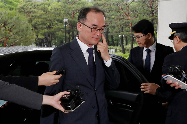 강원랜드 채용비리와 관련해 수사지휘권 행사로 외압을 가한 의혹을 받고 있는 문무일 검찰총장이 16일 대검찰청으로 출근하고 있다. ⓒ데일리안 홍금표 기자