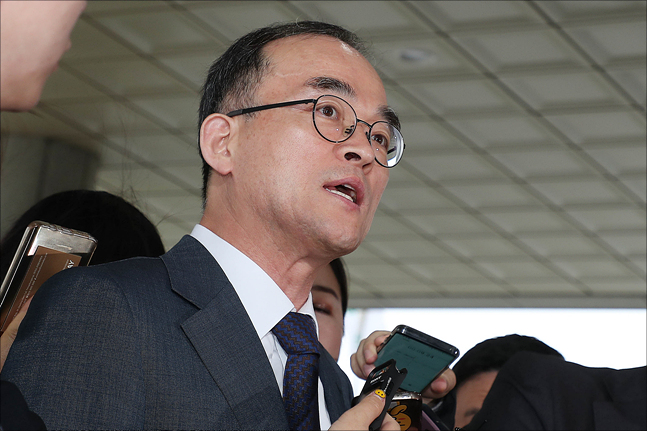 강원랜드 채용비리와 관련해 수사지휘권 행사로 외압을 가한 의혹을 받고 있는 문무일 검찰총장이 16일 서울 서초구 대검찰청으로 출근하며 취재진의 질문에 답변하고 있다. ⓒ데일리안 홍금표 기자