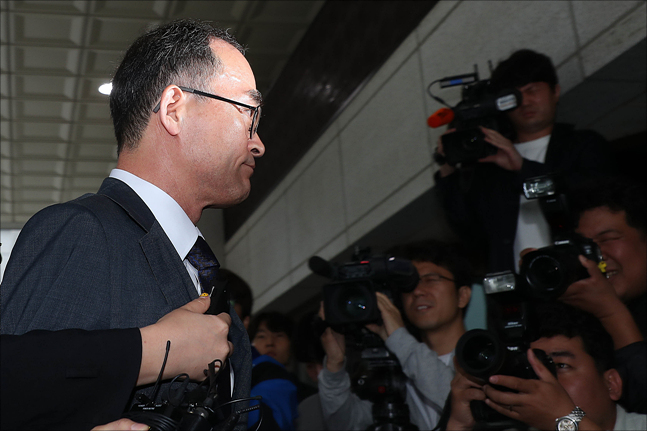 강원랜드 채용비리와 관련해 수사지휘권 행사로 외압을 가한 의혹을 받고 있는 문무일 검찰총장이 16일 서울 서초구 대검찰청으로 출근하고 있다. ⓒ데일리안 홍금표 기자