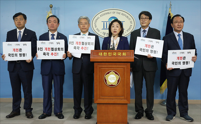 16일 국회 정론관 기자회견장에서 야3당 개헌연대 기자회견이 열리고 있다. 왼쪽부터 김관영 바른미래당 헌정특위 간사, 장병완 민주평화당 원내대표, 김동철 바른미래당 원내대표, 심상정 정의당 헌정특위 간사, 김광수 민주평화당 헌정특위 간사, 노회찬 정의당 원내대표. ⓒ데일리안 홍금표 기자