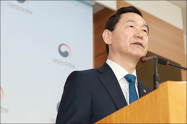 김상곤 사회부총리겸 교육부장관의 서울대 학위논문에 ‘부적절 행위’가 있었던 것으로 드러나면서 김 부총리의 사퇴를 요구하는 목소리가 점점 커지고 있다. ⓒ데일리안 류영주 기자